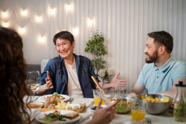 요리하는 동안 함께 즐거운 시간을 보내는 친구들