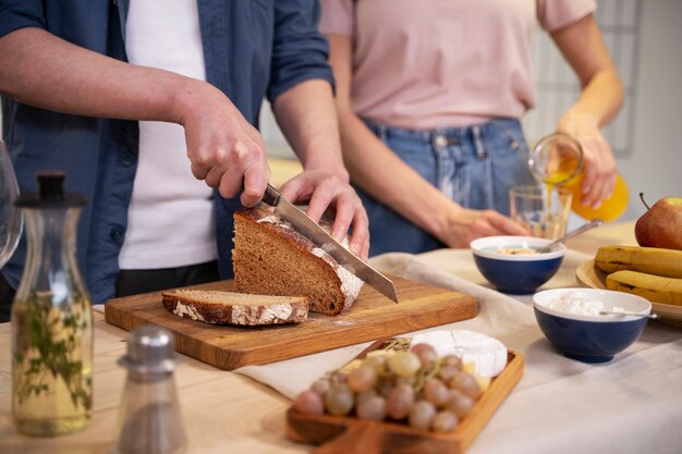 料理をしながら一緒に楽しんでいる友達