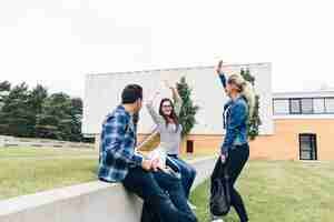 Foto gratuita amici divertirsi nel cortile universitario