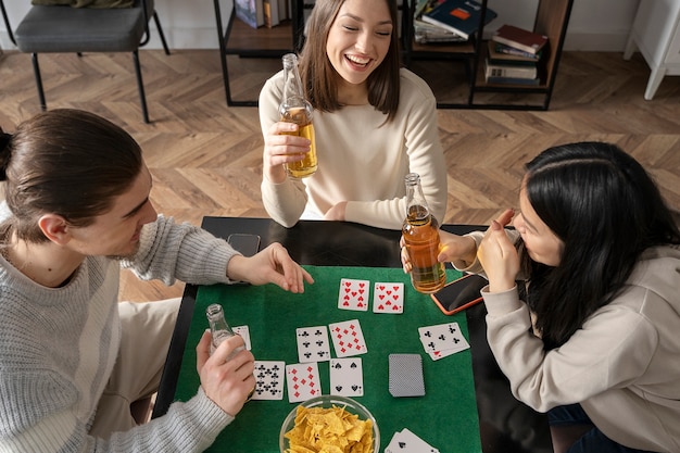 Foto gratuita amici che si divertono giocando a poker