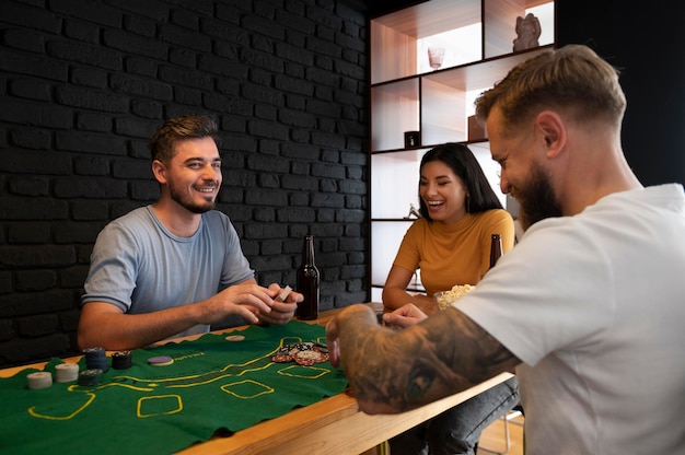 Amici che passano una serata a poker