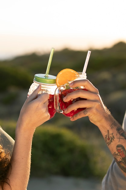 Foto gratuita amici che fanno una festa di sangria sulla spiaggia