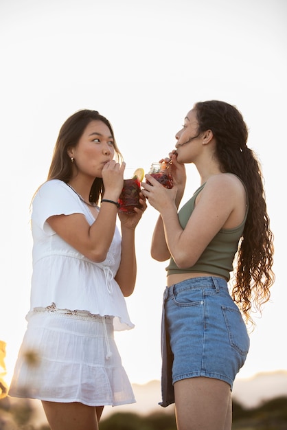 ビーチでサングリアパーティーをしている友達