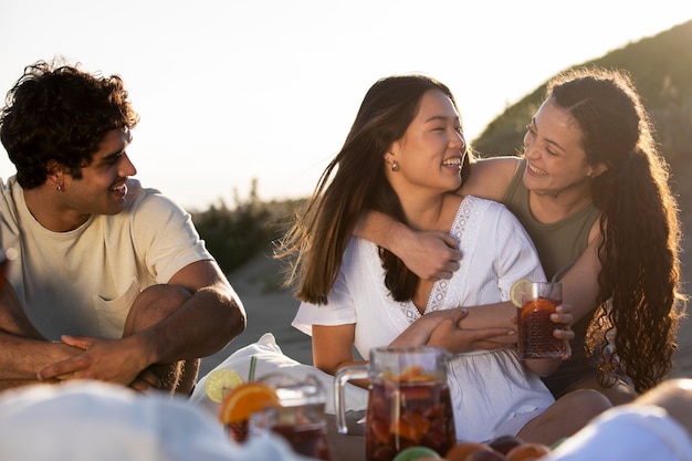 Foto gratuita amici che fanno una festa di sangria sulla spiaggia