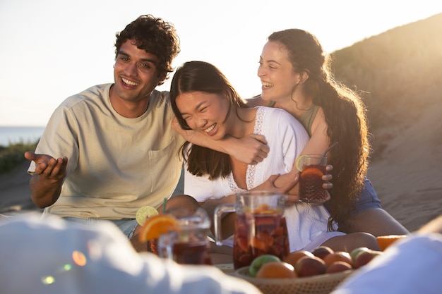 Foto gratuita amici che fanno una festa di sangria sulla spiaggia