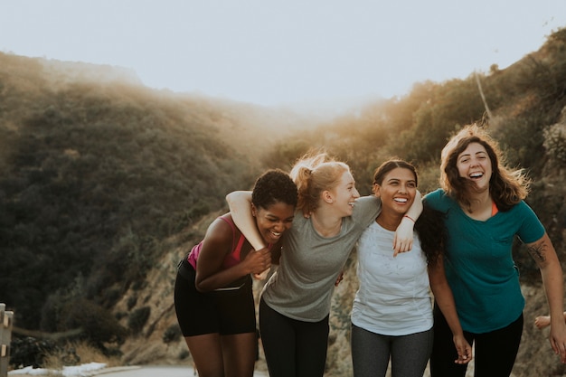 Free photo friends hiking through the hills of los angeles