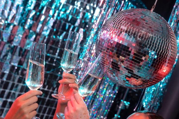 無料Photo パーティーサイドビューで飲み物を持っている友人