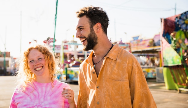 Amici che ridono della luna park