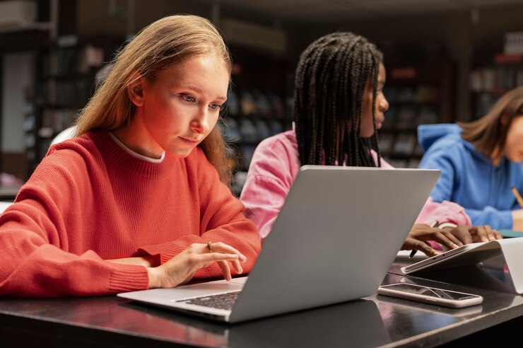 Free Photo friends learning in a study group