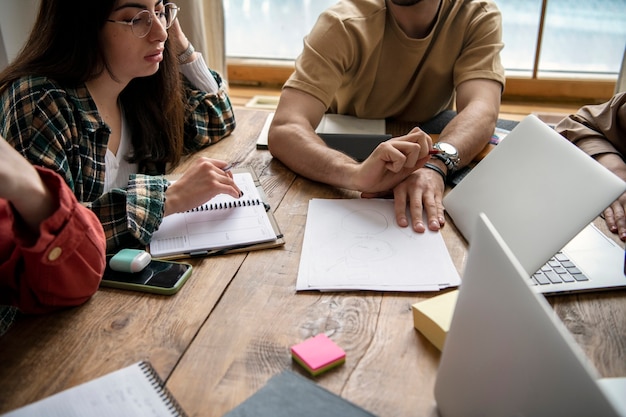 Foto gratuita amici che partecipano a una sessione di studio in biblioteca