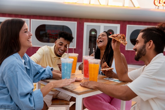 Foto gratuita amici che fanno festa con vista laterale del cibo