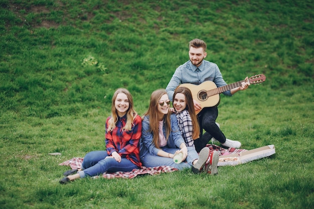 Free photo friends on a picnic