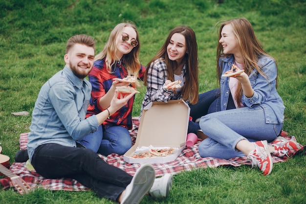 Free photo friends on a picnic