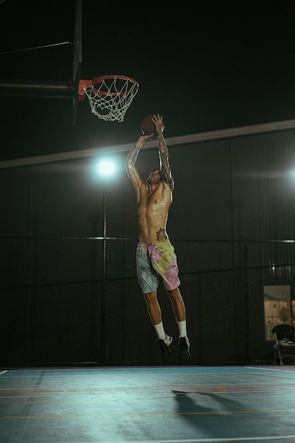 Foto gratuita gli amici giocano a basket. i giovani giocano a basket per strada.