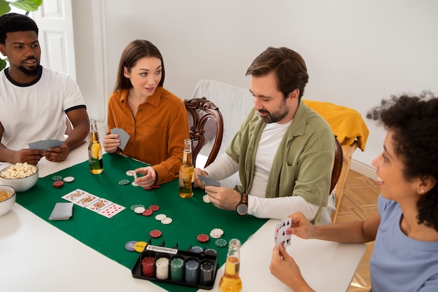 Друзья вместе играют в покер