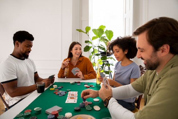 Друзья вместе играют в покер