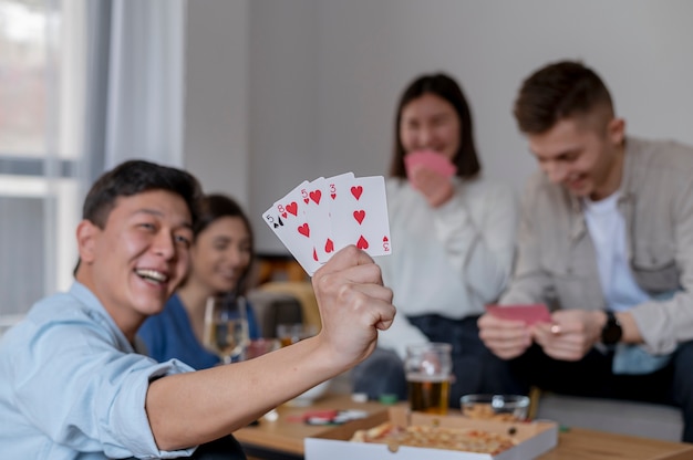 Foto gratuita amici che giocano a poker insieme