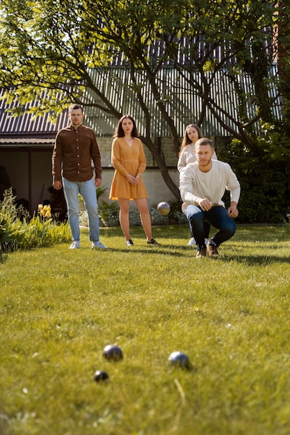 Foto gratuita amici che giocano a sport a tutto campo