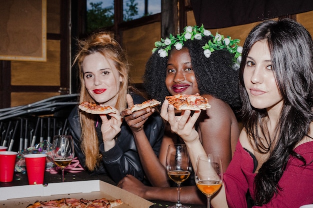 Free photo friends posing with pizza