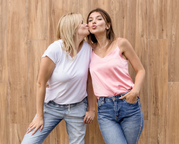 Free photo friends posing on a wooden background