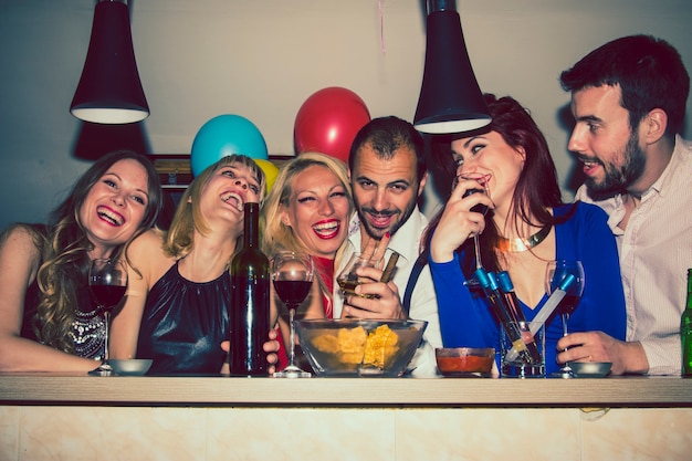 Foto gratuita amici in festa privata