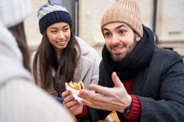 Foto gratuita gli amici si sono riuniti dopo molto tempo e hanno mangiato hamburger insieme