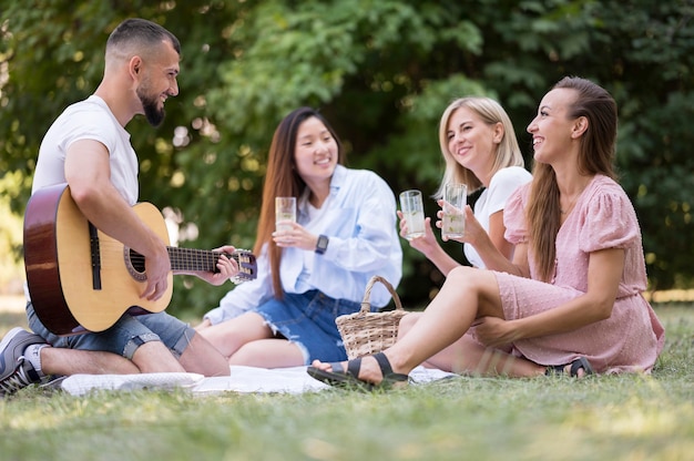 Foto gratuita amici che cantano e suonano la chitarra dopo il coronavirus