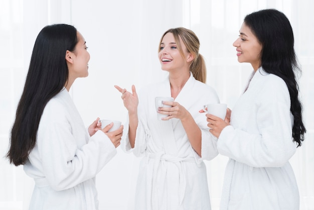 Free photo friends speaking in a spa