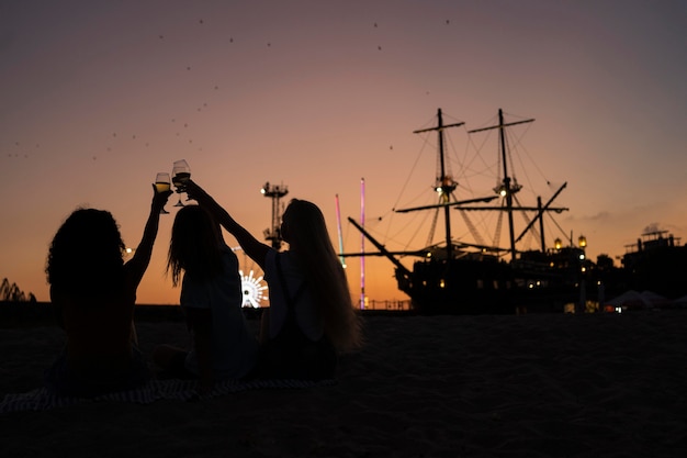 Бесплатное фото Друзья проводят время вместе на закате