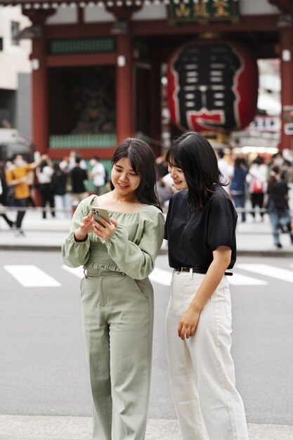 街で一緒に時間を過ごす友達