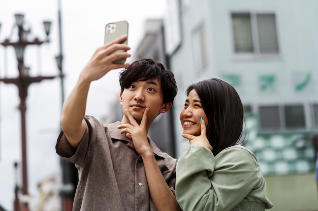 街で一緒に時間を過ごす友達