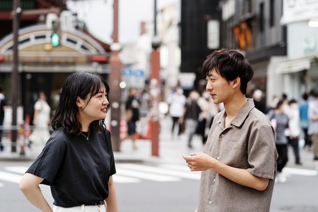 街で一緒に時間を過ごす友達