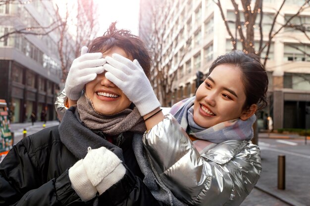 밖에서 함께 시간을 보내는 친구