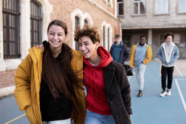 Foto gratuita gli amici trascorrono del tempo insieme