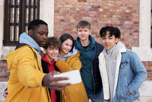 Foto gratuita gli amici trascorrono del tempo insieme