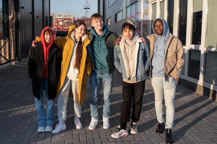 Free Photo friends spending time together