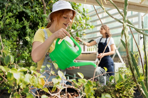 温室で植物の世話をしている友達