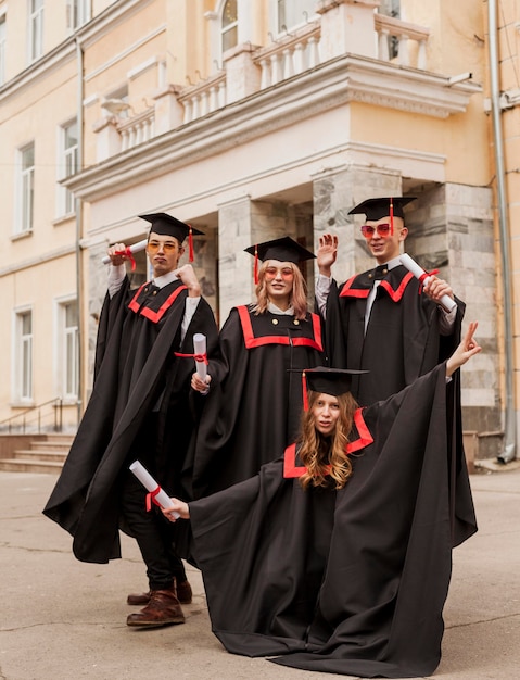 Foto gratuita amici che scattano foto alla laurea