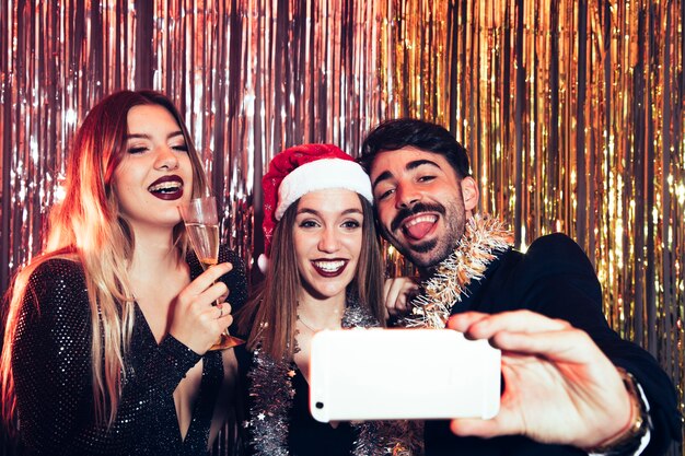 새로운 년 파티에서 selfie를 복용하는 친구