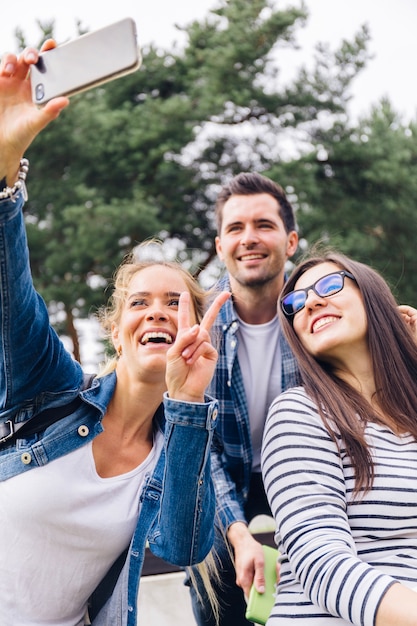 Amici che prendono selfie fuori