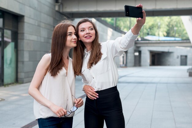 거리에서 selfie를 복용하는 친구