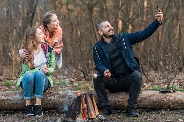 Foto gratuita amici che prendono selfie