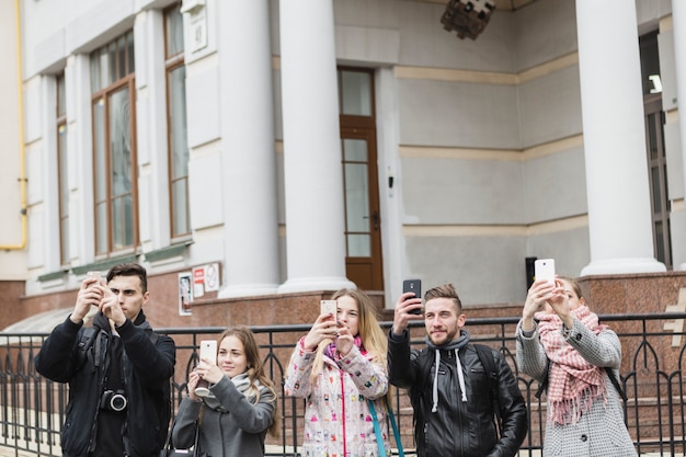 Foto gratuita amici che prendono colpi in strada