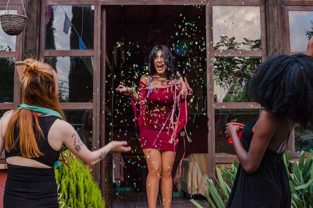 Friends throwing confetti