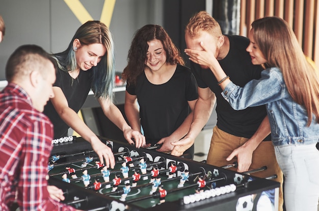 Foto gratuita gli amici insieme giocano a giochi da tavolo, calcio balilla