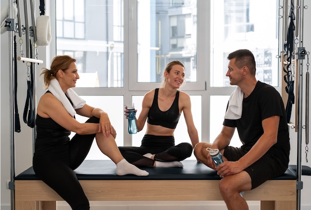 Foto gratuita amici che si allenano in palestra