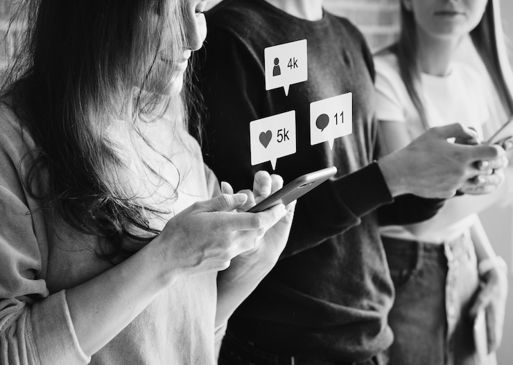 Free Photo friends using smartphones together outdoors
