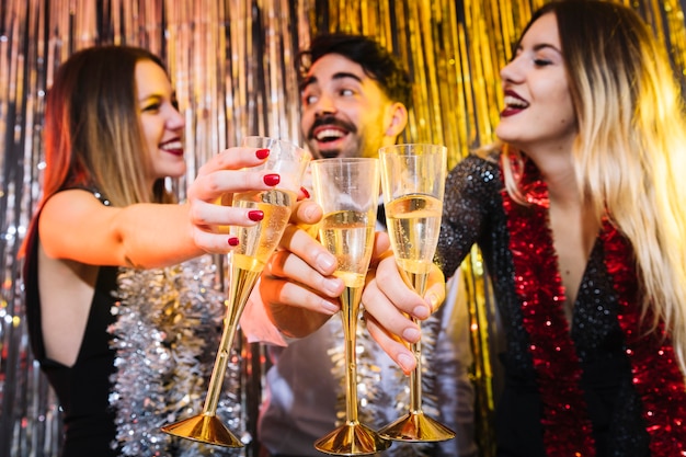 Друзья с шампанским на праздновании 2018 года