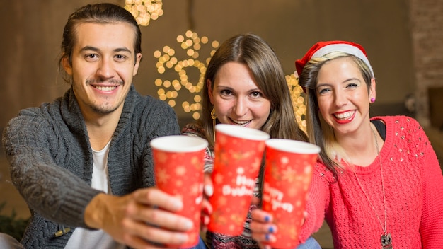 Amici con gli occhiali a Natale