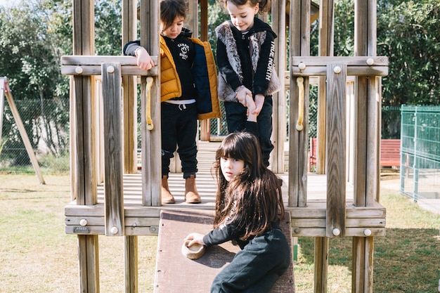 Бесплатное фото Концепция дружбы двух девочек на детской площадке